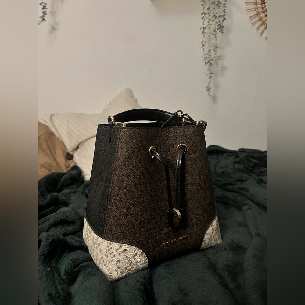 Michael kors bucket bag